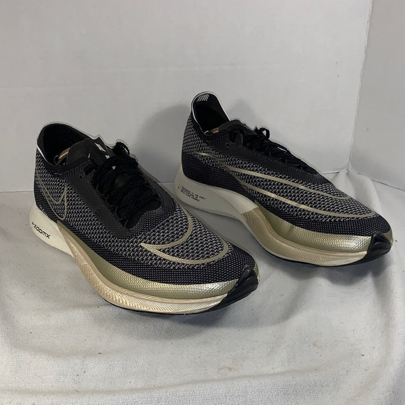 Nike Mens Streakfly Black/Metallic Gold Performance Running Shoes